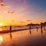 Plage animée au coucher du soleil